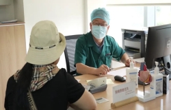 因?yàn)檫@件事，醫(yī)生口袋竟然被患者撕碎了.....